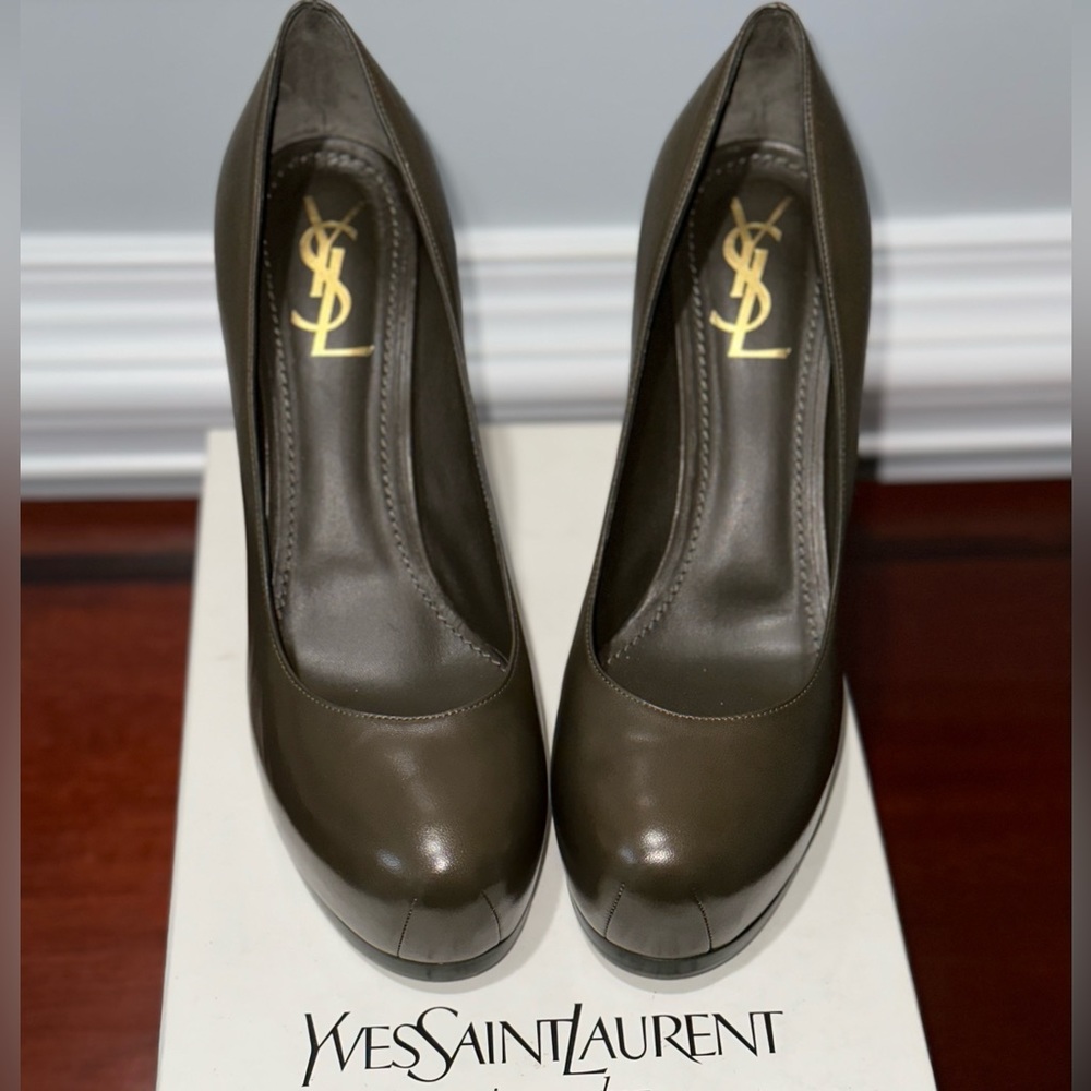 NIB, YVES SAINT LAURENT, OLIVE, WOMEN’S ITALIAN-MADE PLATFORM PUMP      Size: 40
